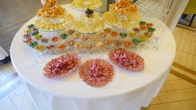 Tabela de banquete de abastecimento decorada com alimento das microplaquetas, o nuts e o diferente vídeos de arquivo Tabela de banquete de abastecimento decorada com alimento das microplaquetas, o nuts e o diferente vídeos de arquivo