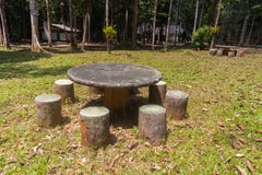 Tabela de pedra ajustada para o piquenique no parque nacional do plutônio Khao Ya de Khao, Phatthalung, Tailândia fotos de stock Tabela de pedra ajustada para o piquenique no parque nacional do plutônio Khao Ya de Khao, Phatthalung, Tailândia fotos de stock