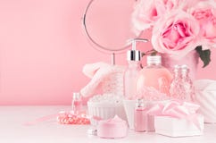 Tabela de pingamento de menina delicada com os produtos redondos do espelho, das flores e dos cosméticos - aumentou o óleo, sal d imagens de stock Tabela de pingamento de menina delicada com os produtos redondos do espelho, das flores e dos cosméticos - aumentou o óleo, sal d imagens de stock