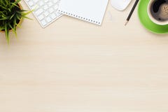 Tabela do escritório com o copo do bloco de notas, do computador e de café Tabela do escritório com o copo do bloco de notas, do computador e de café