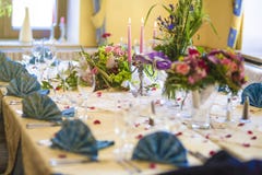 Tabela do restaurante servida para o casamento imagens de stock Tabela do restaurante servida para o casamento imagens de stock