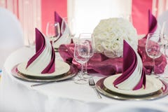 A tabela elegante ajustou-se na nata macia para o partido do casamento ou do evento foto de stock royalty free A tabela elegante ajustou-se na nata macia para o partido do casamento ou do evento foto de stock royalty free