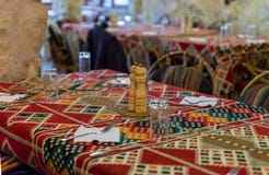 Tabela servida pronta para aceitar visitantes em um restaurante de borda da estrada perto da cidade de Wadi Musa em Jordânia imagem de stock Tabela servida pronta para aceitar visitantes em um restaurante de borda da estrada perto da cidade de Wadi Musa em Jordânia imagem de stock