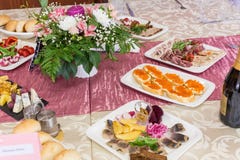 Tabelas servidas no banquete Bebidas, petiscos, guloseimas e flores no restaurante Um evento ou um casamento de gala fotografia de stock royalty free Tabelas servidas no banquete Bebidas, petiscos, guloseimas e flores no restaurante Um evento ou um casamento de gala fotografia de stock royalty free