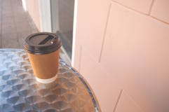 tabell för kaffekopp royaltyfri bild tabell för kaffekopp royaltyfri bild