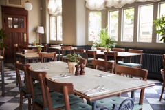 Tabelle poste per servizio in ristorante vuoto fotografia stock libera da diritti Tabelle poste per servizio in ristorante vuoto fotografia stock libera da diritti