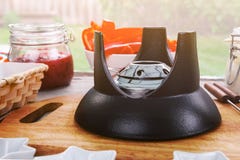 Tabellen tjänade som för utomhus- picknick med alkoholgasbrännaren för fondue i förgrunden royaltyfri foto Tabellen tjänade som för utomhus- picknick med alkoholgasbrännaren för fondue i förgrunden royaltyfri foto