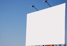 Tabellone per le affissioni in bianco, con le illuminazione sopra fotografia stock libera da diritti Tabellone per le affissioni in bianco, con le illuminazione sopra fotografia stock libera da diritti
