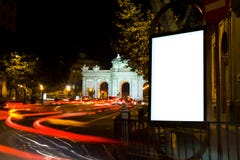 Tabellone per le affissioni in bianco in una notte della città fotografie stock libere da diritti Tabellone per le affissioni in bianco in una notte della città fotografie stock libere da diritti
