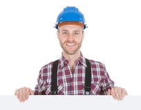 Tabellone per le affissioni sicuro della tenuta del lavoratore manuale fotografie stock libere da diritti Tabellone per le affissioni sicuro della tenuta del lavoratore manuale fotografie stock libere da diritti