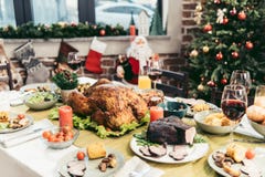tabla adornada del día de fiesta de la Navidad con delicioso foto de archivo tabla adornada del día de fiesta de la Navidad con delicioso foto de archivo