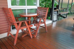 Tabla con las sillas de madera en la cafetería al aire libre Imagen de archivo libre de regalías Tabla con las sillas de madera en la cafetería al aire libre Imagen de archivo libre de regalías