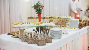 Tabla de banquete de abastecimiento maravillosamente adornada con diversos bocados y aperitivos de la comida en cumpleaños corpor Tabla de banquete de abastecimiento maravillosamente adornada con diversos bocados y aperitivos de la comida en cumpleaños corpor