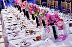 Tabla de cena festiva con los ramos hermosos de las flores imagenes de archivo Tabla de cena festiva con los ramos hermosos de las flores imagenes de archivo