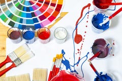 Tabla de trabajo del pintor y del decorador con proyecto de la casa, muestras del color fotografía de archivo Tabla de trabajo del pintor y del decorador con proyecto de la casa, muestras del color fotografía de archivo