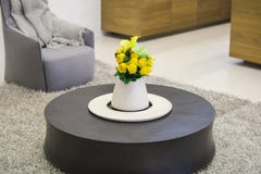 Table basse en bois ronde dans le salon avec un vase de fleurs au centre de la table, intérieur moderne du salon photo libre de droits Table basse en bois ronde dans le salon avec un vase de fleurs au centre de la table, intérieur moderne du salon photo libre de droits