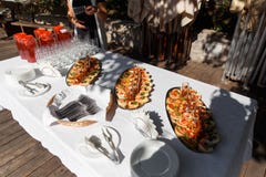 Table de banquet de approvisionnement admirablement décorée avec différents casse-croûte et apéritifs de nourriture sur l'événeme images libres de droits Table de banquet de approvisionnement admirablement décorée avec différents casse-croûte et apéritifs de nourriture sur l'événeme images libres de droits