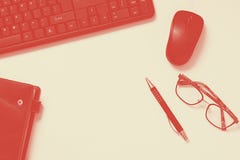 Table de bureau avec le clavier, carnet, stylo, lunettes sur le fond blanc Concept de bureau de maquette de bureau duotone de cor photographie stock libre de droits Table de bureau avec le clavier, carnet, stylo, lunettes sur le fond blanc Concept de bureau de maquette de bureau duotone de cor photographie stock libre de droits