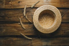 Table de cru de ferme avec le chapeau de paille et les épillets du blé Automne, vue supérieure d'été avec l'espace de copie Confi images stock Table de cru de ferme avec le chapeau de paille et les épillets du blé Automne, vue supérieure d'été avec l'espace de copie Confi images stock