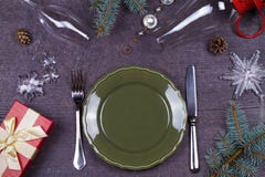 Table de portion de Noël - plat, verre, lampe, bougie, cônes de pin, boîte-cadeau Vue supérieure Fond rustique avec l'espace de t Image stock Table de portion de Noël - plat, verre, lampe, bougie, cônes de pin, boîte-cadeau Vue supérieure Fond rustique avec l'espace de t Image stock