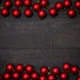 Table en bois rustique foncée flatlay - cadre rouge de boule d'ornement de Noël Vue supérieure avec l'espace libre pour le texte images libres de droits Table en bois rustique foncée flatlay - cadre rouge de boule d'ornement de Noël Vue supérieure avec l'espace libre pour le texte images libres de droits