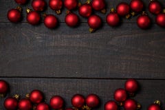 Table en bois rustique foncée flatlay - cadre rouge de boule d'ornement de Noël Vue supérieure avec l'espace libre pour le texte photos stock Table en bois rustique foncée flatlay - cadre rouge de boule d'ornement de Noël Vue supérieure avec l'espace libre pour le texte photos stock