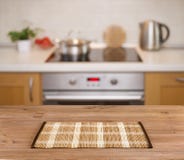 Table en bois sur le fond defocused de banc de cuisine images stock Table en bois sur le fond defocused de banc de cuisine images stock