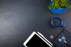Table noire de bureau avec l'ordinateur, le stylo et une tasse de café, sort de choses Vue supérieure avec l'espace de copie photo libre de droits Table noire de bureau avec l'ordinateur, le stylo et une tasse de café, sort de choses Vue supérieure avec l'espace de copie photo libre de droits