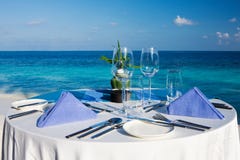Table setting at beach restaurant Royalty Free Stock Photography Table setting at beach restaurant Royalty Free Stock Photography