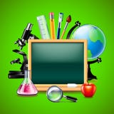 Tableau noir vert vide et d'autres outils d'école illustration de vecteur Tableau noir vert vide et d'autres outils d'école illustration de vecteur