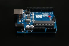 Tablero de Arduino UNO en fondo negro imagen de archivo libre de regalías Tablero de Arduino UNO en fondo negro imagen de archivo libre de regalías