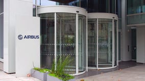 Tablero de la señalización de la calle con el logotipo de Airbus Edificio de oficinas moderno Representación editorial 3D imagen de archivo libre de regalías Tablero de la señalización de la calle con el logotipo de Airbus Edificio de oficinas moderno Representación editorial 3D imagen de archivo libre de regalías