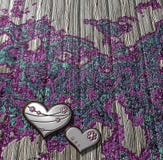Tablero de madera adornado con los corazones metálicos libre illustration Tablero de madera adornado con los corazones metálicos libre illustration