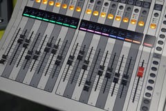 Tablero sano de Digitaces usado para mezclar el sonido fotografía de archivo libre de regalías Tablero sano de Digitaces usado para mezclar el sonido fotografía de archivo libre de regalías