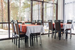 Tables de salle à manger et chaises dans le restaurant Intérieur léger photographie stock libre de droits Tables de salle à manger et chaises dans le restaurant Intérieur léger photographie stock libre de droits