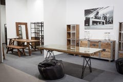 Tables et étagères en bois sur l'affichage à HOMI, exposition internationale de maison à Milan, Italie photographie stock libre de droits Tables et étagères en bois sur l'affichage à HOMI, exposition internationale de maison à Milan, Italie photographie stock libre de droits