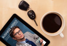 Tablet ПК показывая кассету на экране с чашкой кофе на d Стоковая Фотография Tablet ПК показывая кассету на экране с чашкой кофе на d Стоковая Фотография