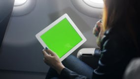 Tableta de la tenencia de la mujer en manos y el app con para hablar almacen de video Tableta de la tenencia de la mujer en manos y el app con para hablar almacen de video