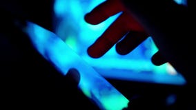 Tableta futurista con el holograma del código y de la información animación del hud Concepto futuro Tableta futurista con el holograma del código y de la información animación del hud Concepto futuro