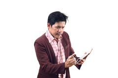 Tableta loca de la tenencia del hombre de negocios en serio para trabajar emo duro foto de archivo Tableta loca de la tenencia del hombre de negocios en serio para trabajar emo duro foto de archivo