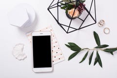 tabletop feminino flatlay com modelo do smartphone fotos de stock tabletop feminino flatlay com modelo do smartphone fotos de stock