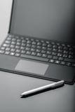 Tablette avec le stylo sur le détail extérieur brillant Images libres de droits Tablette avec le stylo sur le détail extérieur brillant Images libres de droits