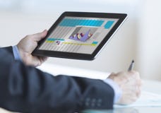 Tablette d'Analyzing Graph On Digital d'homme d'affaires images libres de droits Tablette d'Analyzing Graph On Digital d'homme d'affaires images libres de droits