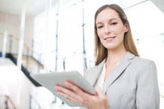 Tablette sûre de Smiling While Holding de femme d'affaires images stock Tablette sûre de Smiling While Holding de femme d'affaires images stock