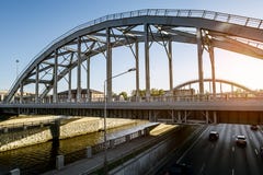 Taborowi amerykan mosty nad Obvodny kanałem przy zmierzchem w St Petersburg zdjęcie stock Taborowi amerykan mosty nad Obvodny kanałem przy zmierzchem w St Petersburg zdjęcie stock