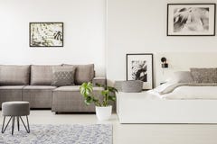 Tabouret gris devant un sofa faisant le coin dans l'intérieur de l'espace ouvert avec photographie stock libre de droits Tabouret gris devant un sofa faisant le coin dans l'intérieur de l'espace ouvert avec photographie stock libre de droits