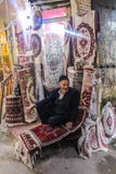 Tabriz, der Iran - 10. Juli 2017: Der größte Markt der Welt in Tabriz, voll von den Leuten, die in den moslemischen Speichern kau stockfoto Tabriz, der Iran - 10. Juli 2017: Der größte Markt der Welt in Tabriz, voll von den Leuten, die in den moslemischen Speichern kau stockfoto