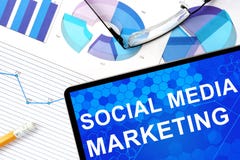 Tabuleta com mercado, gráficos e vidros sociais dos meios foto de stock Tabuleta com mercado, gráficos e vidros sociais dos meios foto de stock