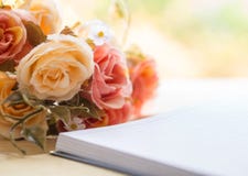 Taccuino e cuori in bianco con il fiore sulla tavola di legno immagini stock Taccuino e cuori in bianco con il fiore sulla tavola di legno immagini stock