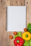 Taccuino per le ricette culinarie con le verdure organiche fresche fotografie stock Taccuino per le ricette culinarie con le verdure organiche fresche fotografie stock